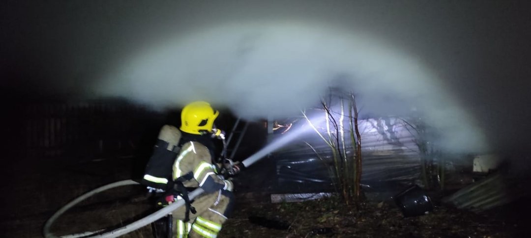 Пожарно-спасательные подразделения ликвидировали пожар в Муезерском районе.